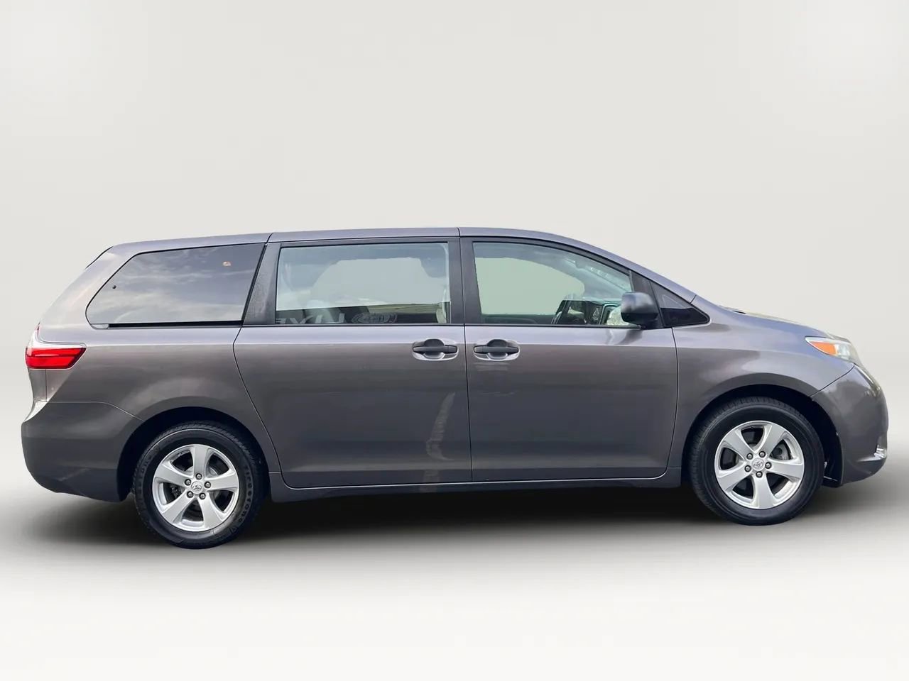 Used 2015 Toyota Sienna L image 4