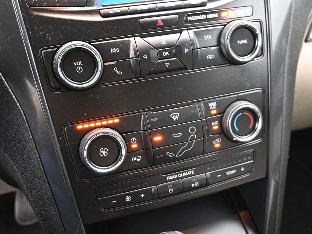 Used 2018 Ford Explorer XLT image 17