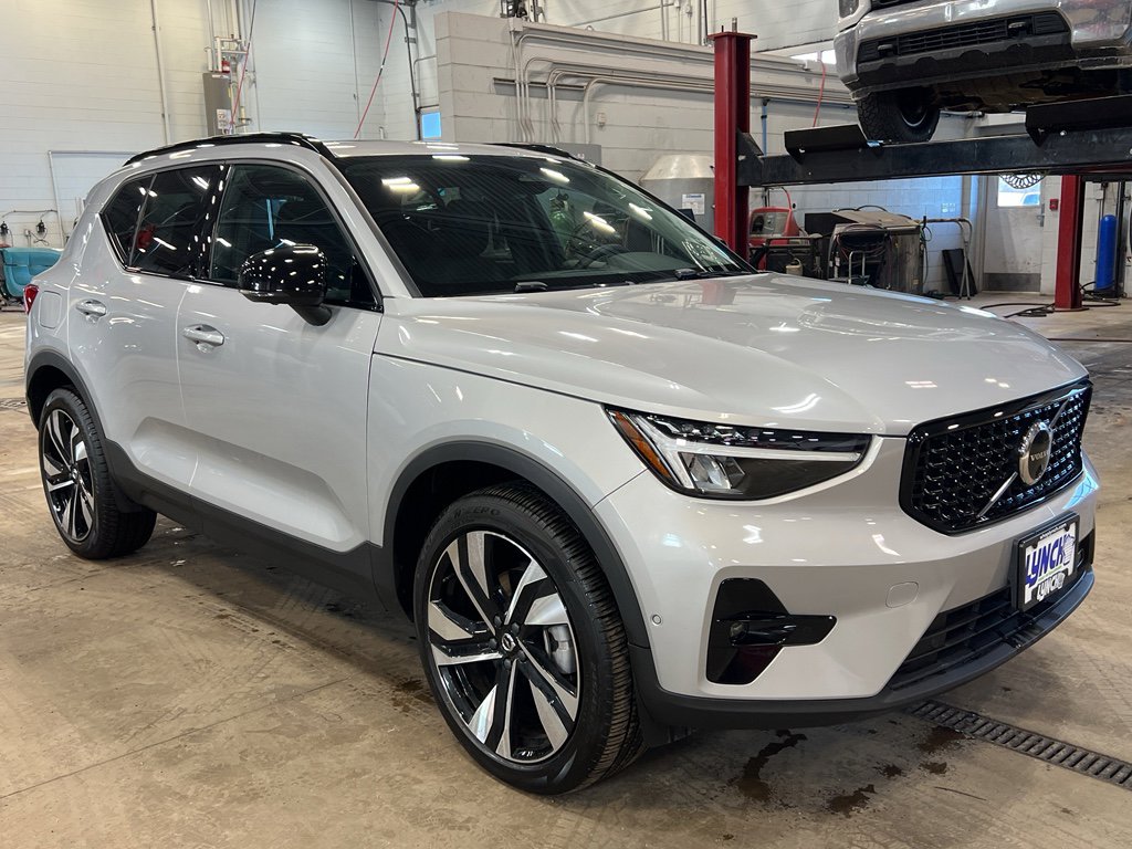 Used 2025 Volvo XC40 B5 Plus image 5