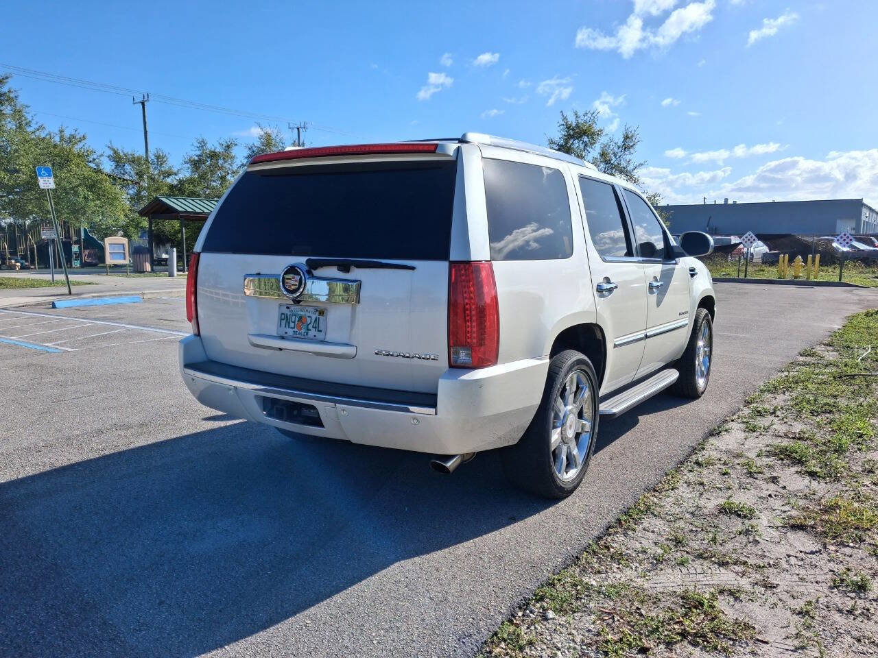Used 2013 Cadillac Escalade Luxury RWD image 6