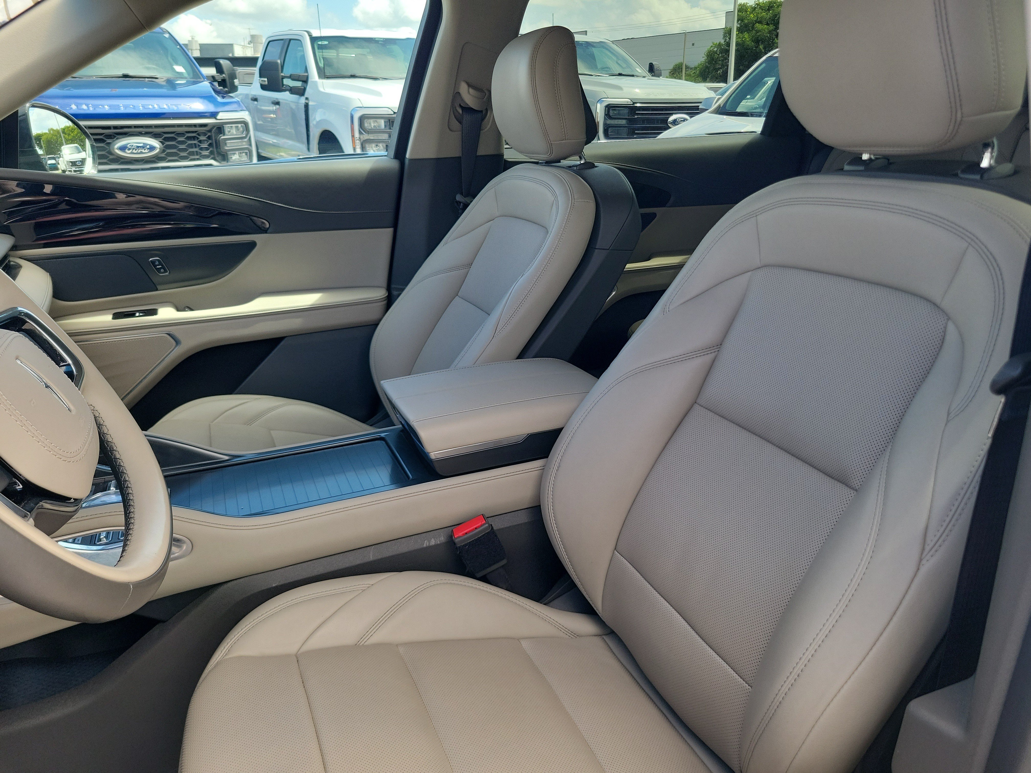Used 2024 Lincoln Nautilus Premier AWD/4WD image 11