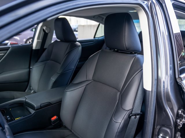 Used 2025 Lexus ES 300h w/ Premium Package image 5