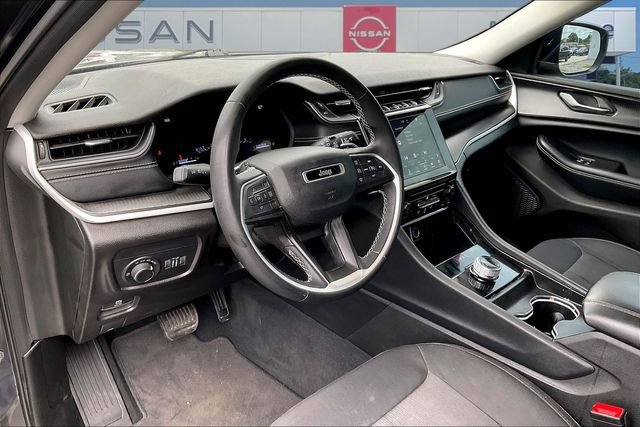 Used 2024 Jeep Grand Cherokee Laredo AWD/4WD image 17