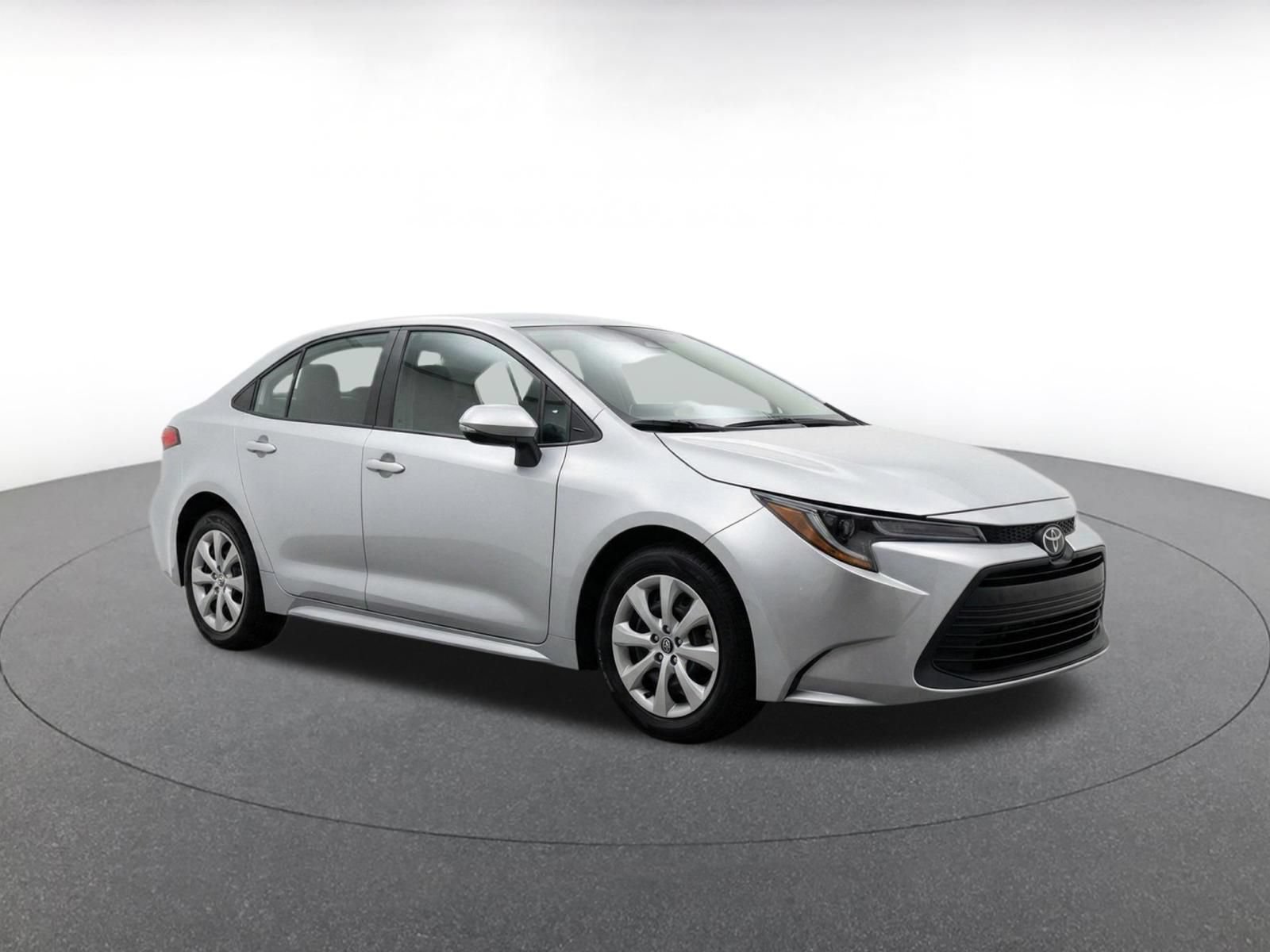 Used 2025 Toyota Corolla LE FWD image 4