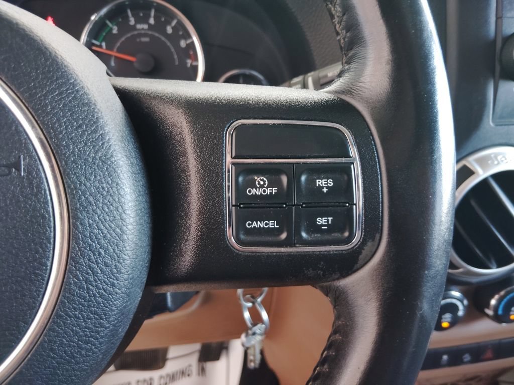 Used 2016 Jeep Wrangler Unlimited Rubicon w/ Connectivity Group AWD/4WD image 28