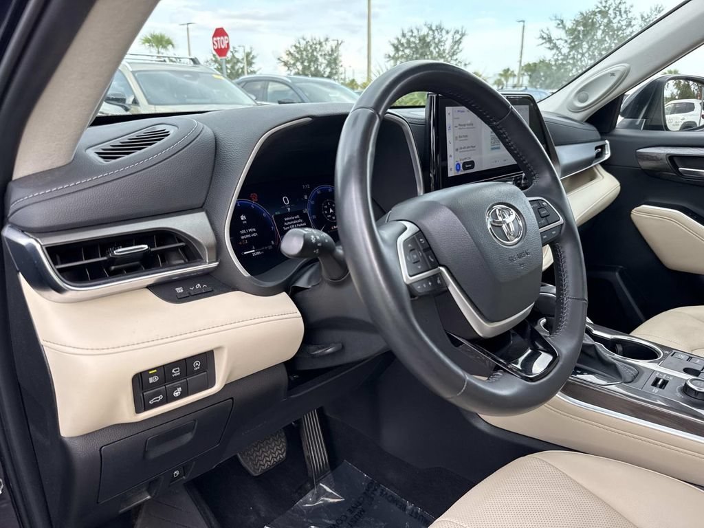Used 2024 Toyota Highlander Limited AWD/4WD image 24