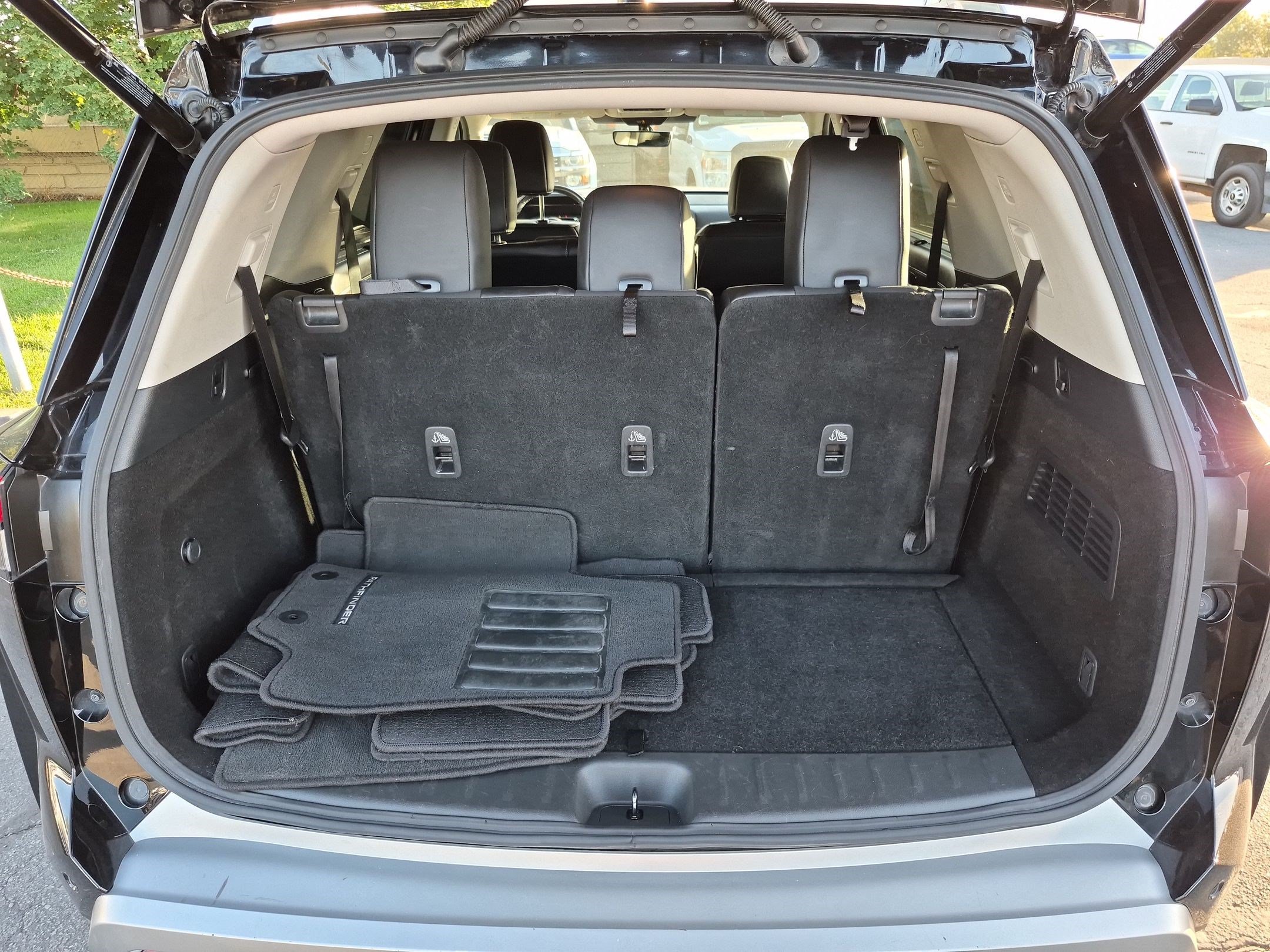 Used 2025 Nissan Pathfinder SL AWD/4WD image 32