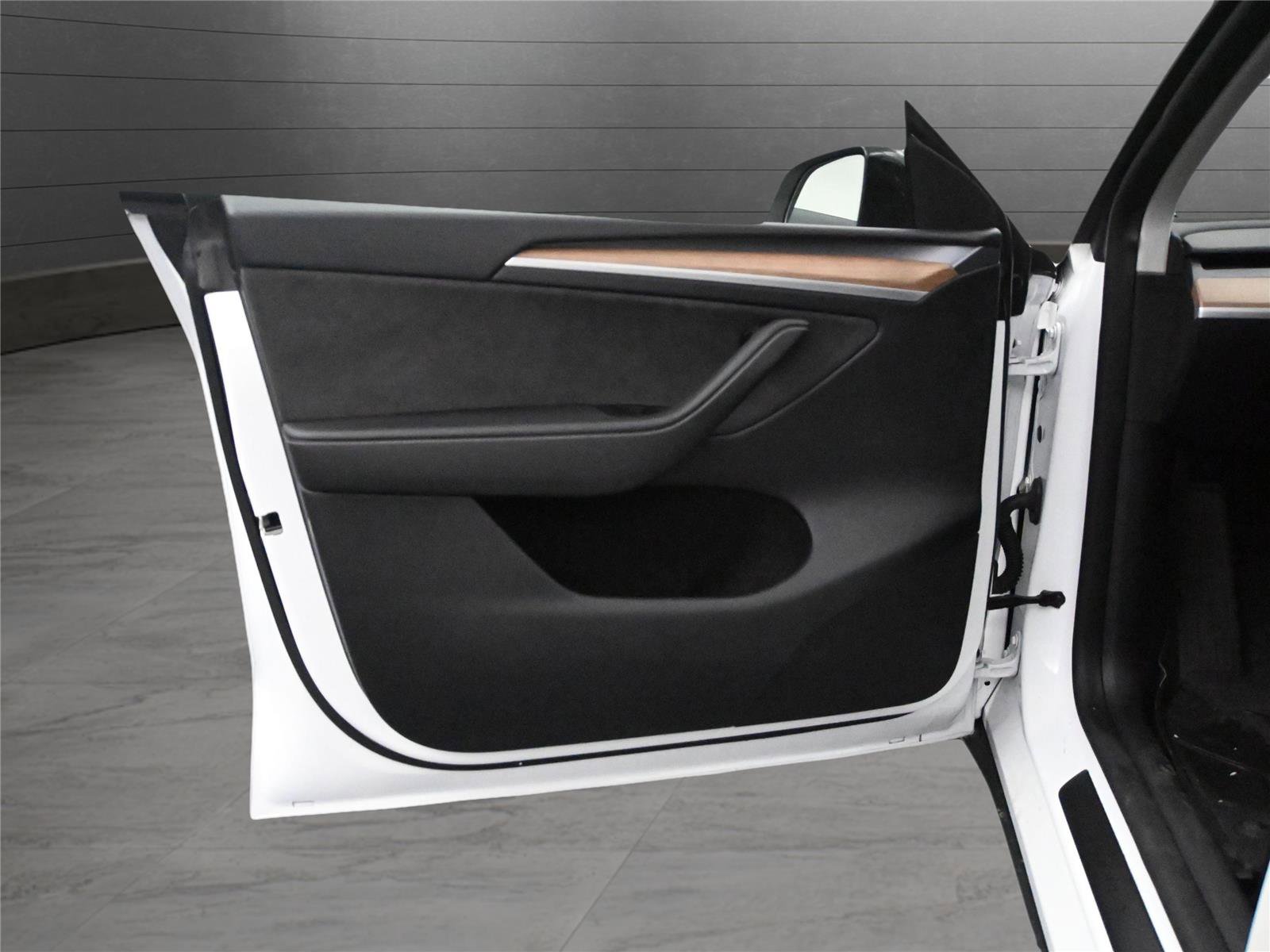 Used 2025 Tesla Model Y Performance image 7