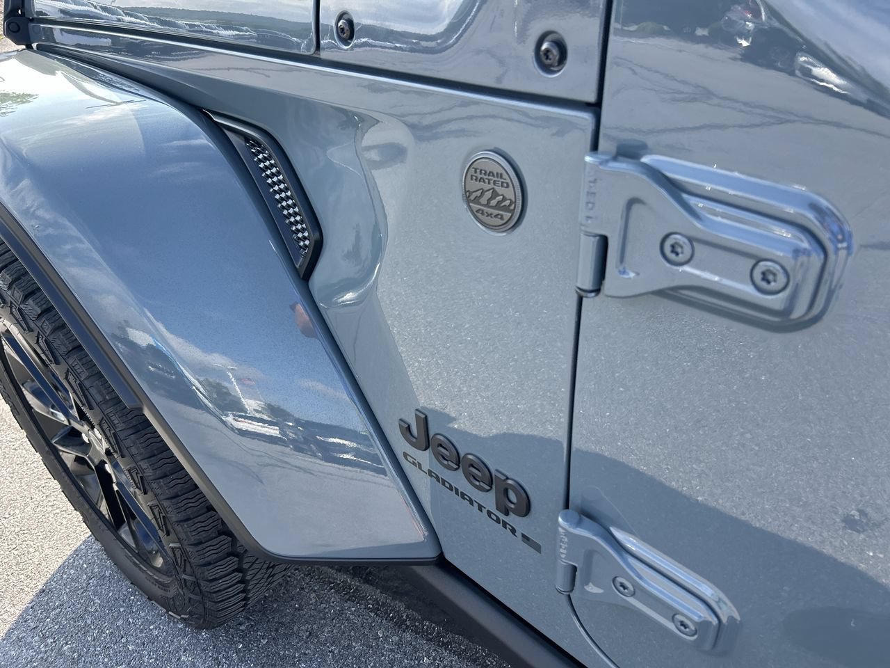 Used 2025 Jeep Gladiator Sport AWD/4WD image 11
