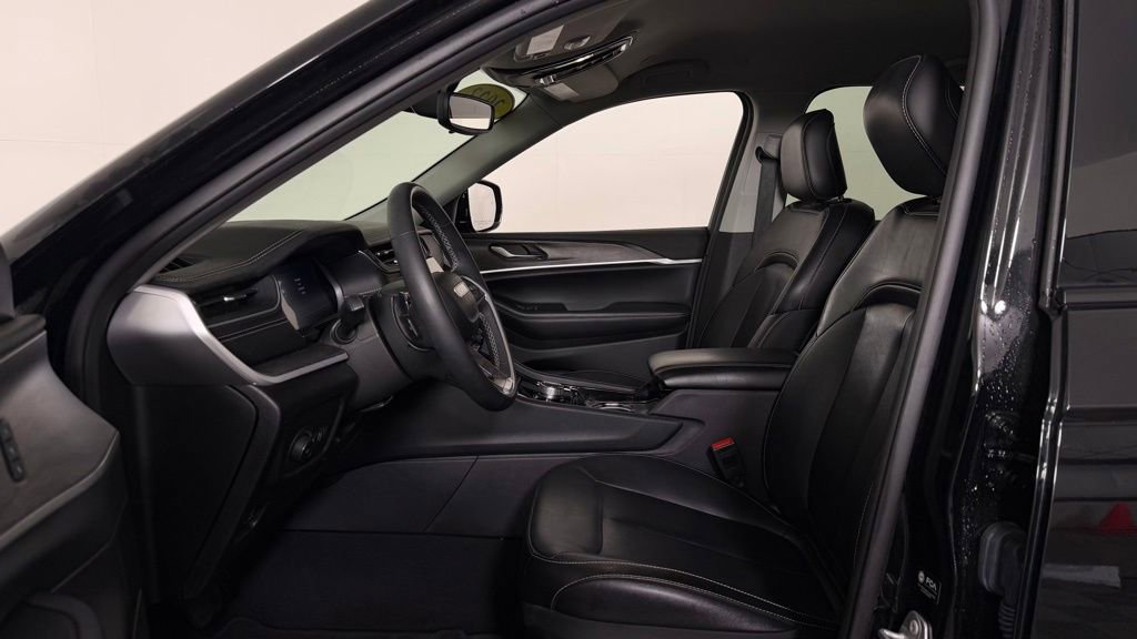 Used 2023 Jeep Grand Cherokee Limited w/ Black Appearance Package AWD/4WD image 14