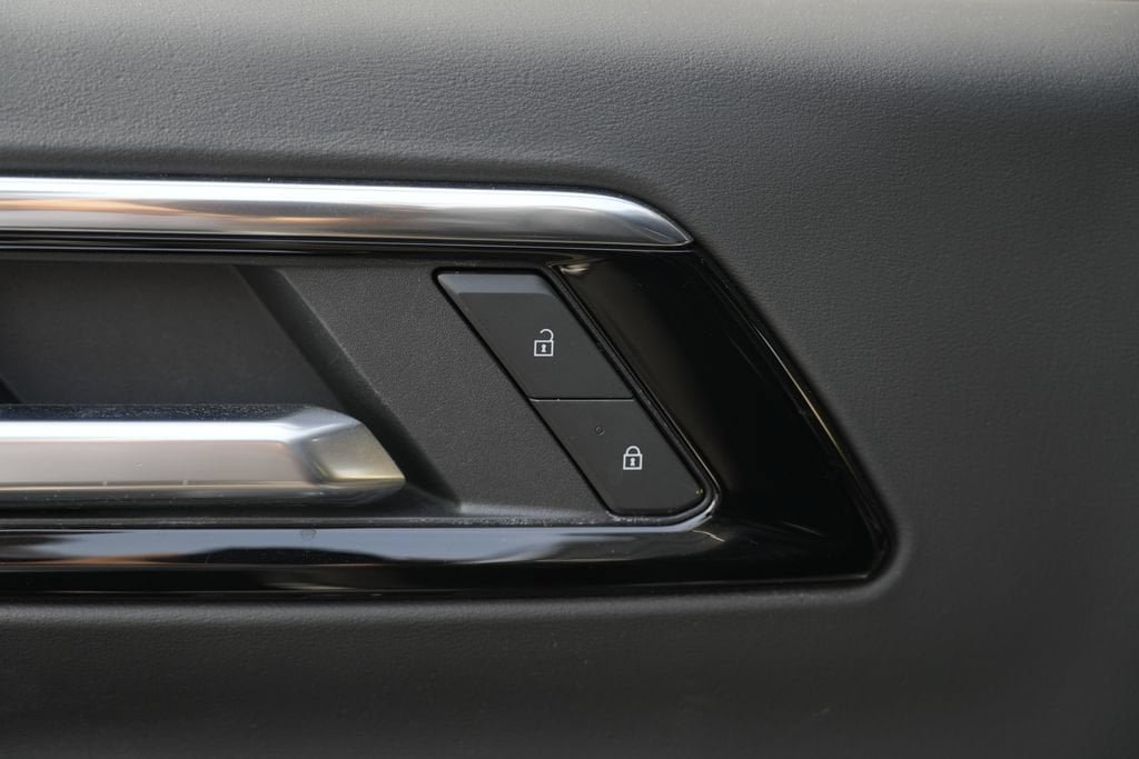 Used 2025 Chevrolet Suburban Premier AWD/4WD image 28