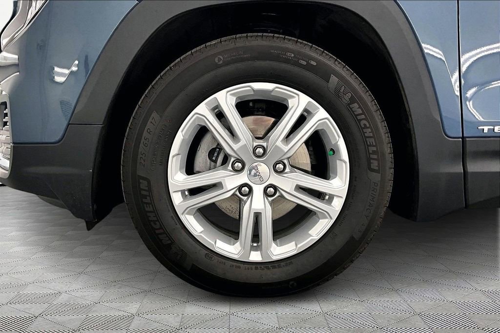 Used 2024 GMC Terrain SLE w/ Driver Convenience Package image 9