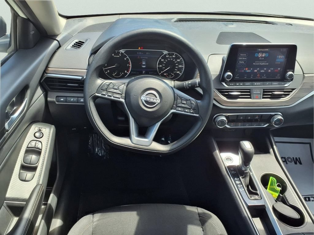 Used 2025 Nissan Altima 2.5 SV FWD image 9