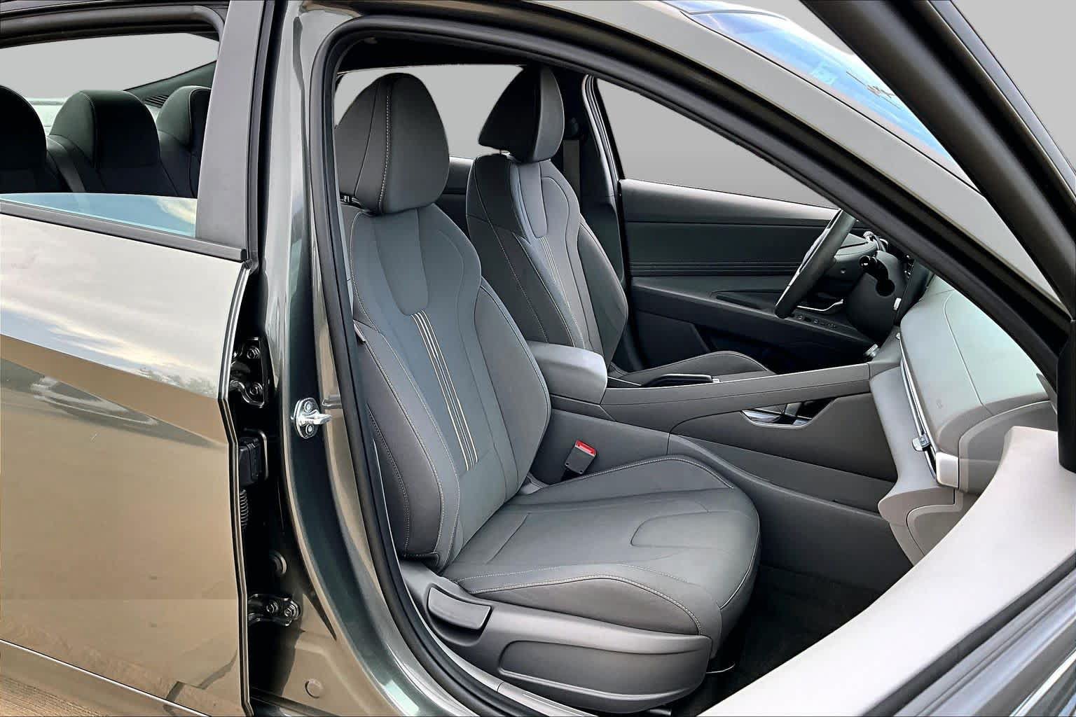 Used 2025 Hyundai Elantra Sport FWD image 9