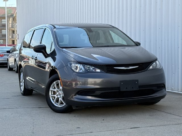 Used 2022 Chrysler Voyager LX FWD image 2