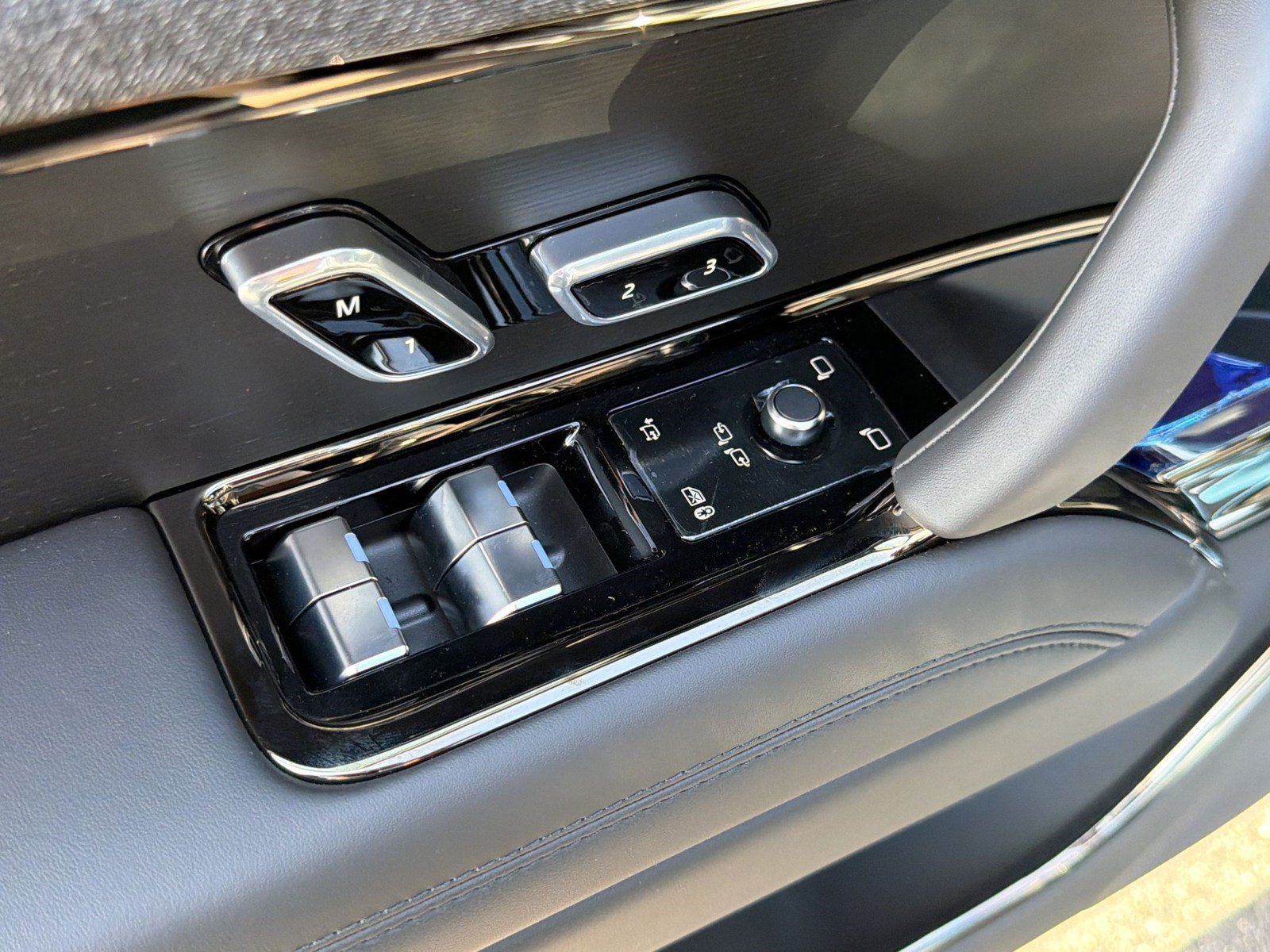 New 2027 Land Rover Range Rover Sport SE AWD/4WD image 15