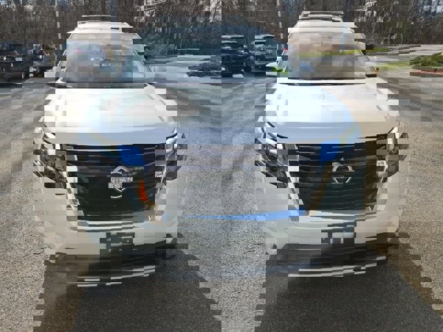 New 2025 Nissan Pathfinder SL image 3