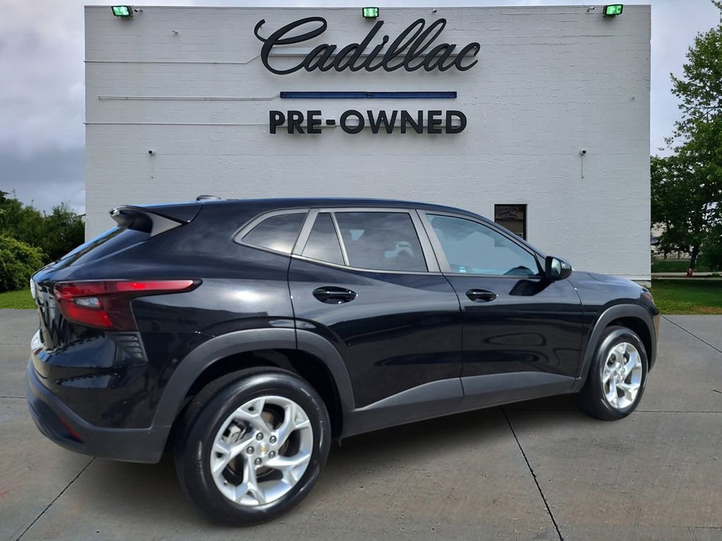 Used 2024 Chevrolet Trax LS w/ LS Convenience Package image 3