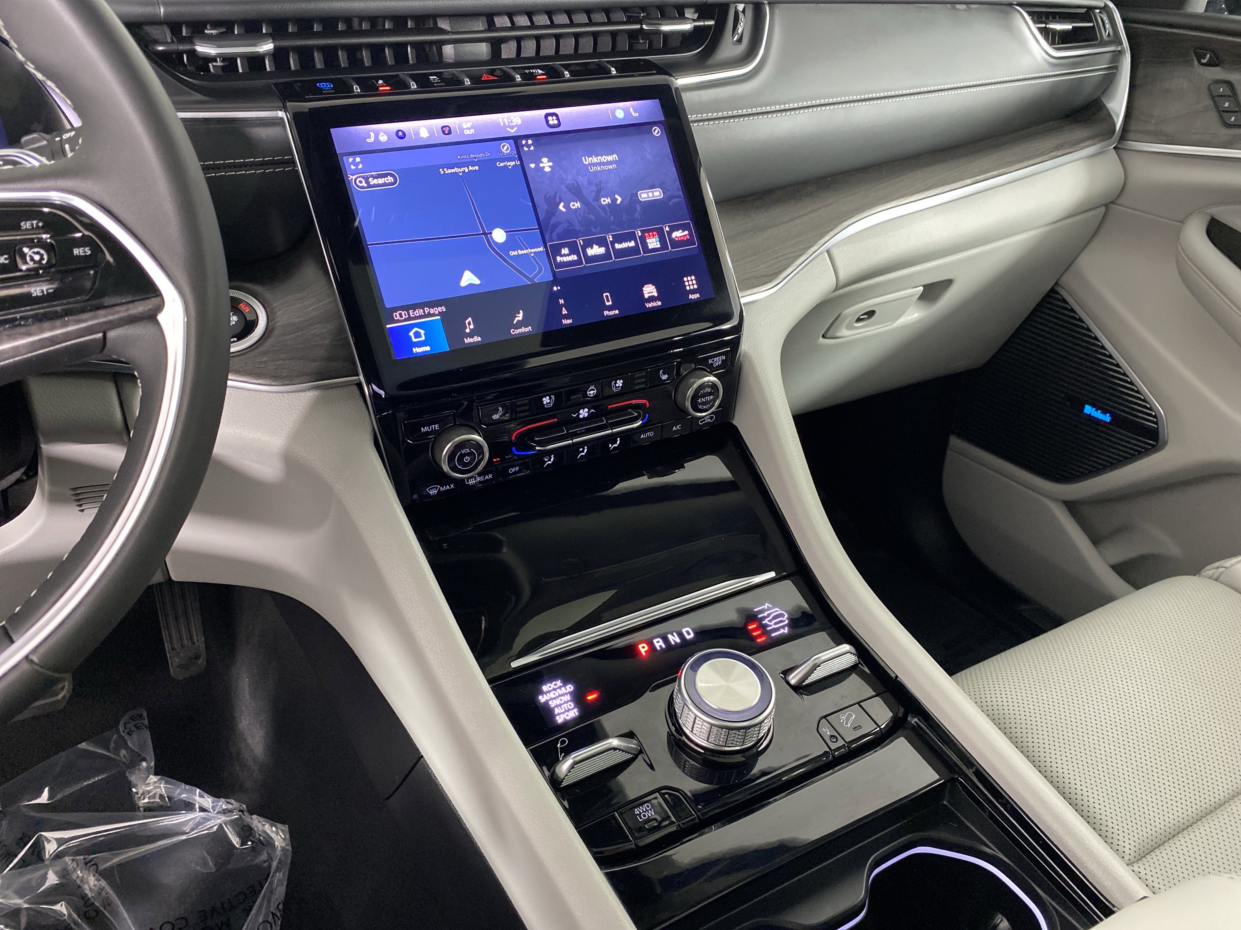 Used 2022 Jeep Grand Cherokee Overland w/ Luxury Tech Group IV image 29