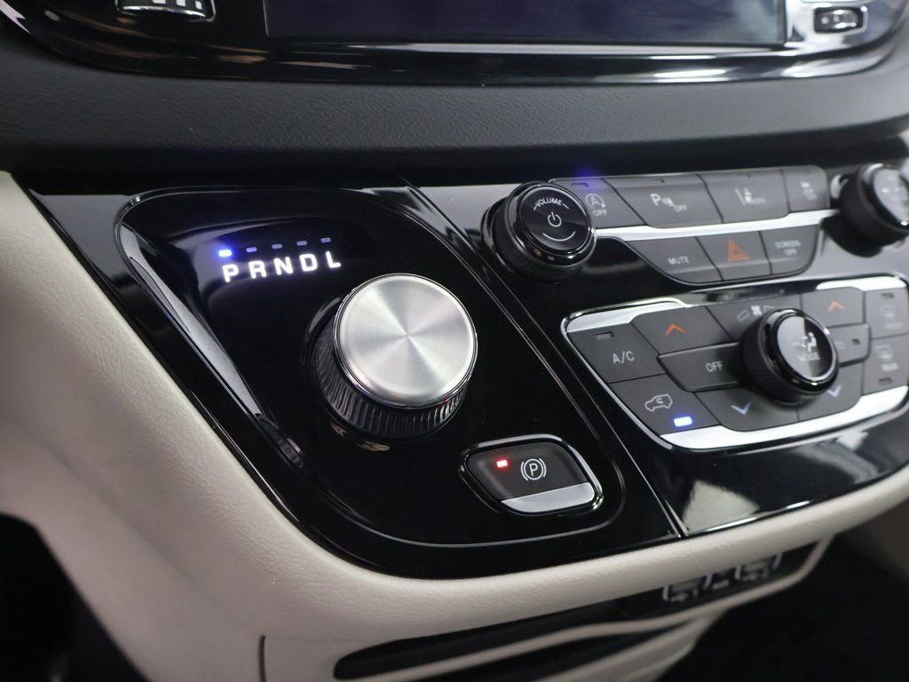 Used 2023 Chrysler Pacifica Touring-L image 47