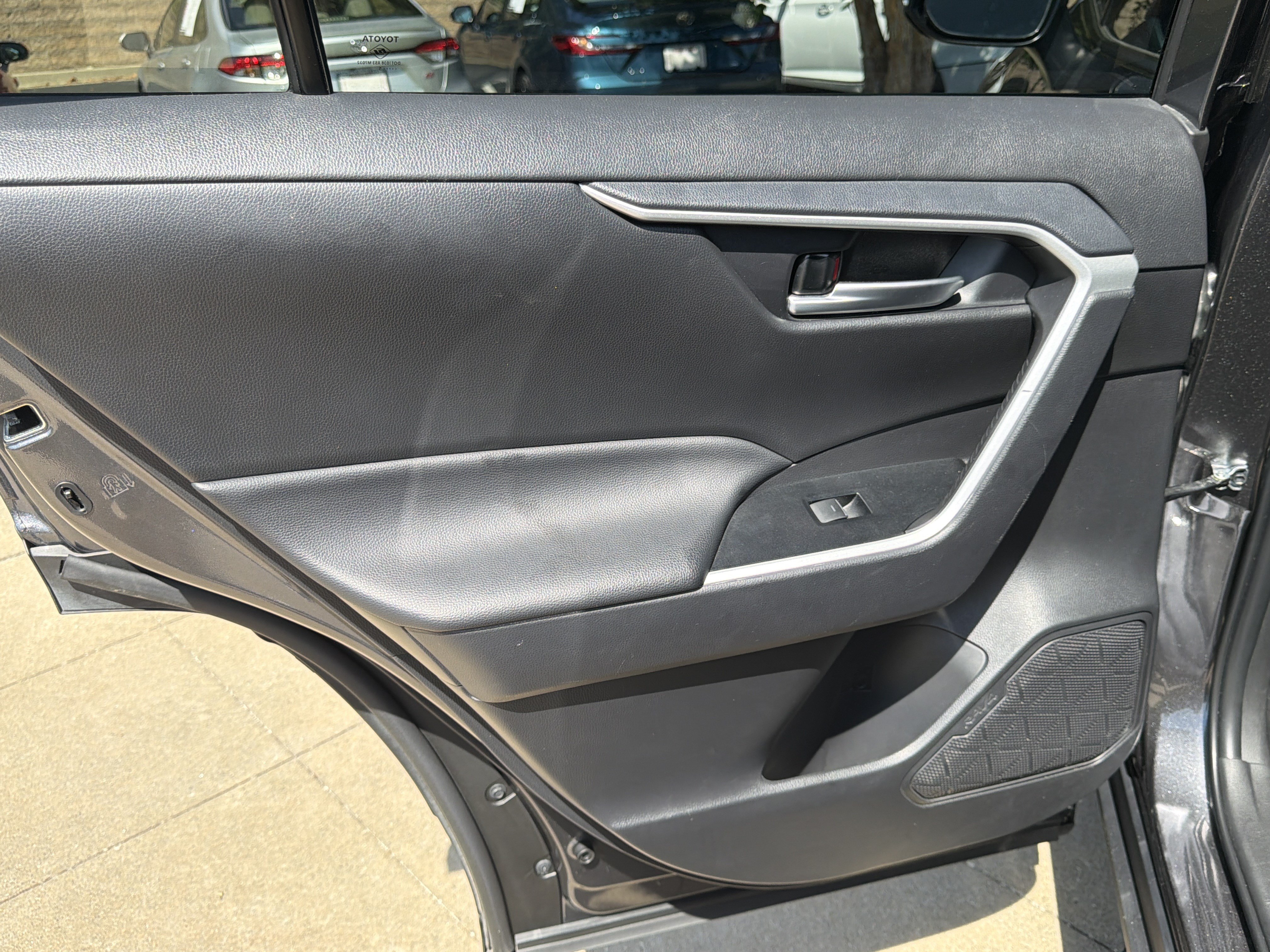 Used 2025 Toyota RAV4 XLE FWD image 21
