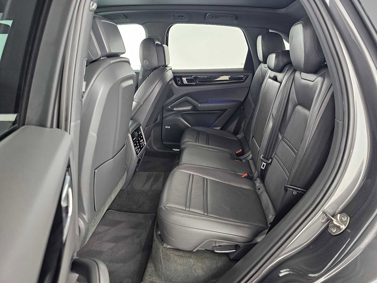 Used 2020 Porsche Cayenne image 16