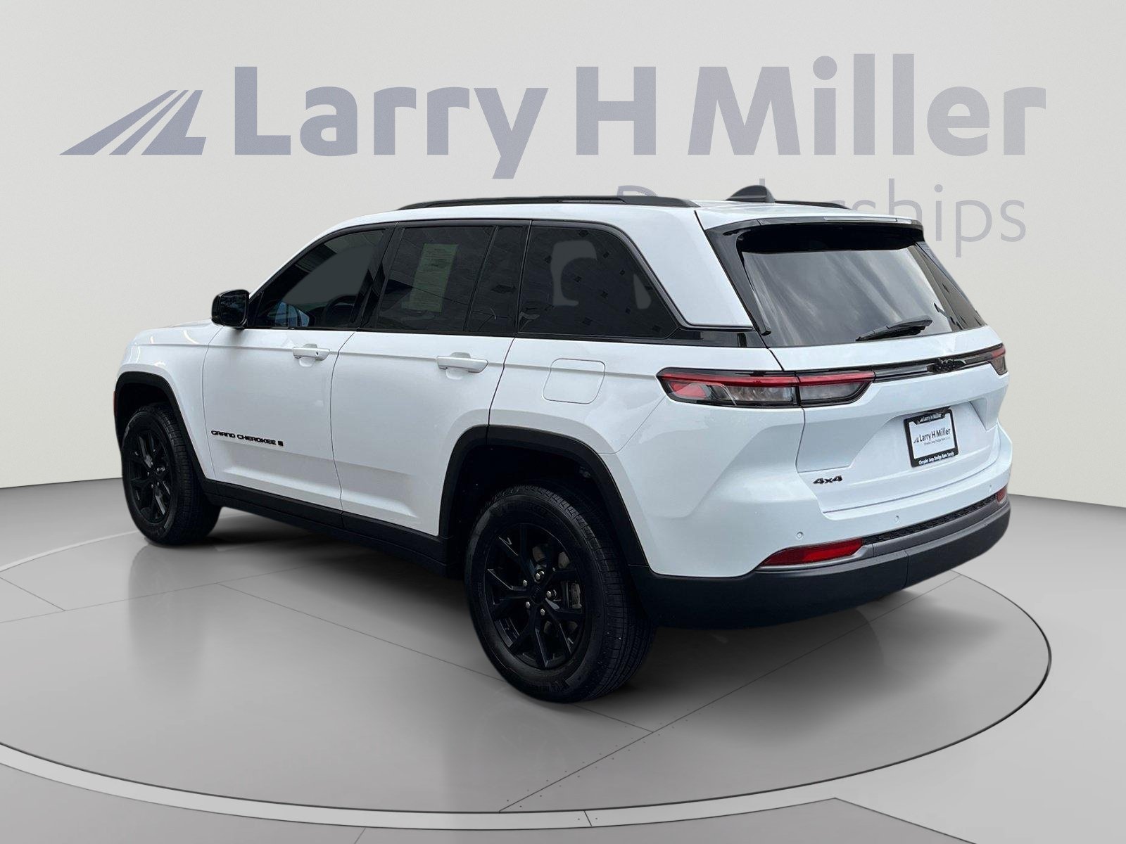 Used 2026 Jeep Grand Cherokee Altitude AWD/4WD image 3