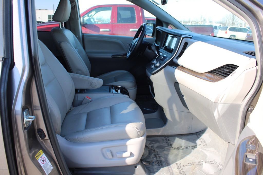 Used 2015 Toyota Sienna XLE image 20
