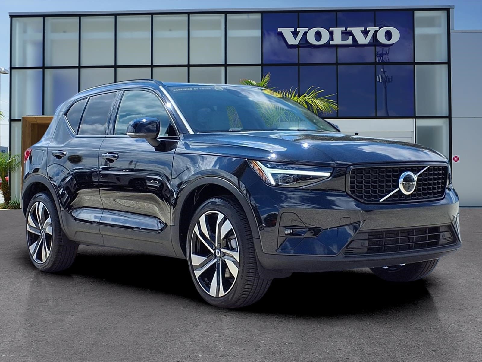 Certified 2025 Volvo XC40 B5 Ultra AWD/4WD image 1