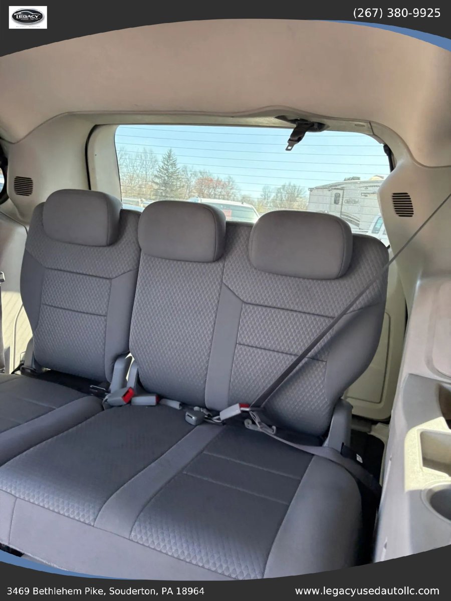 Used 2010 Chrysler Town & Country Touring FWD image 40