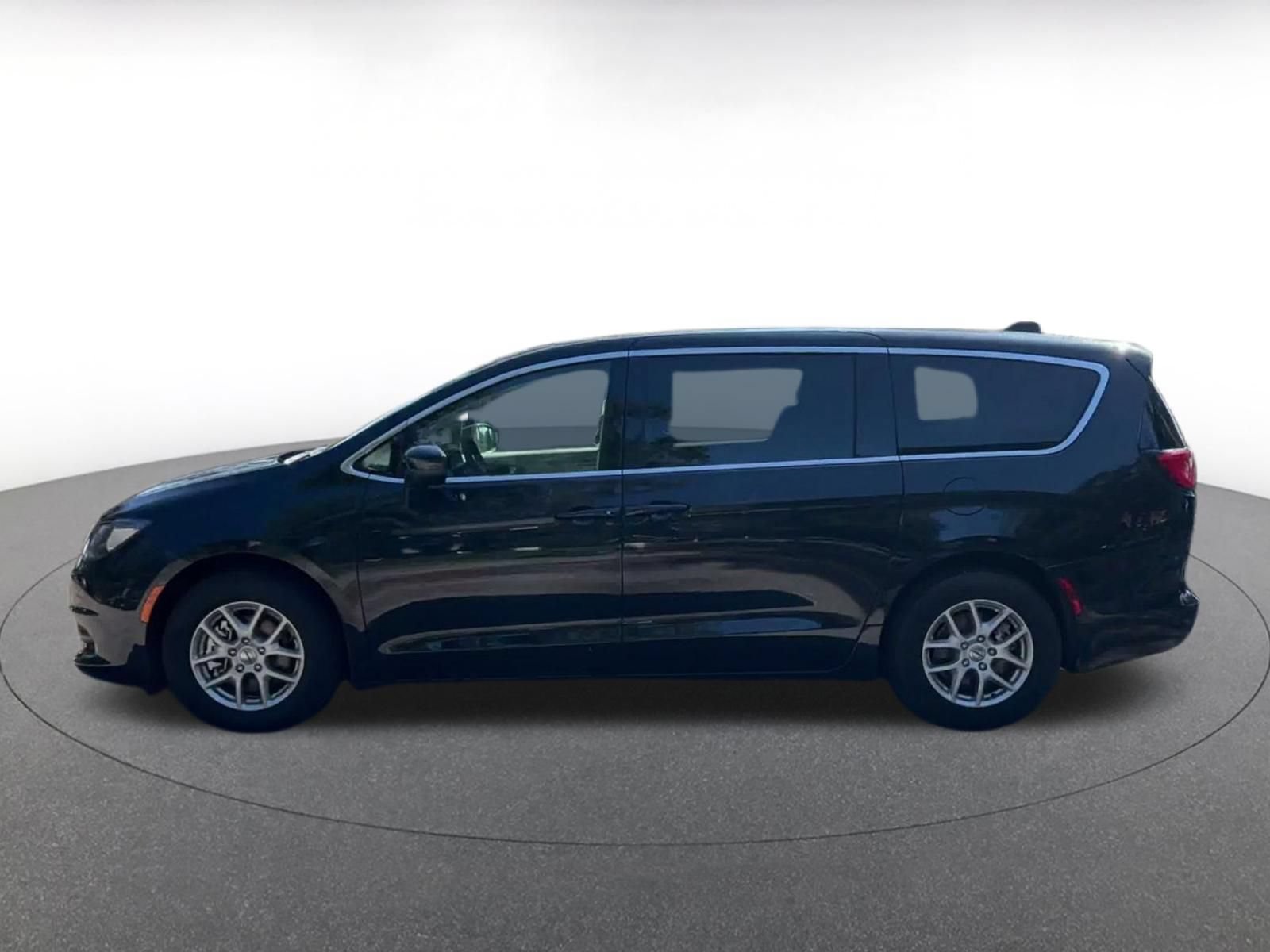 Used 2024 Chrysler Voyager LX FWD image 8