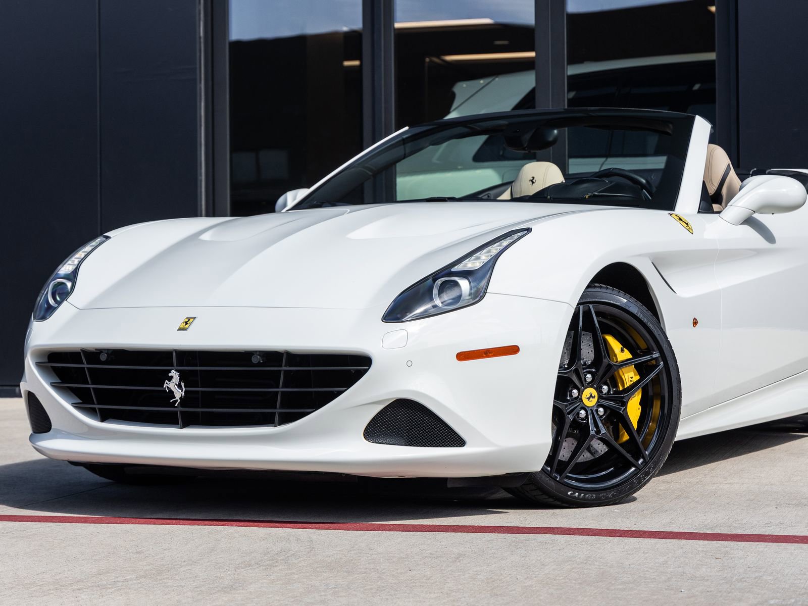 Used 2015 Ferrari California T RWD image 3