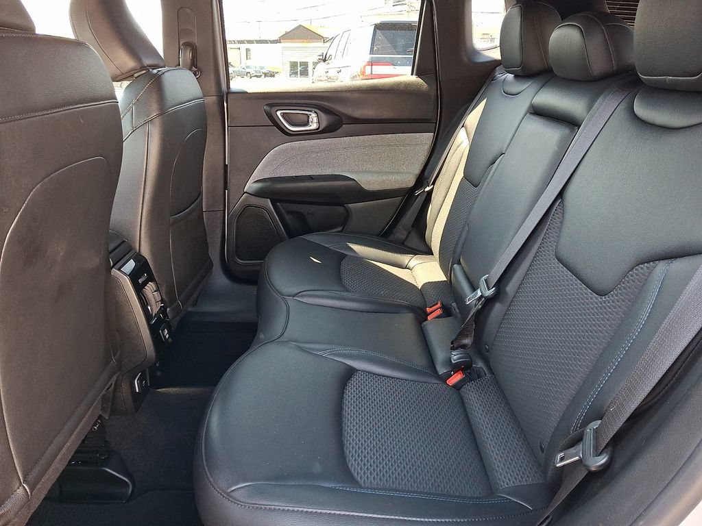 Used 2025 Jeep Compass Latitude AWD/4WD image 12