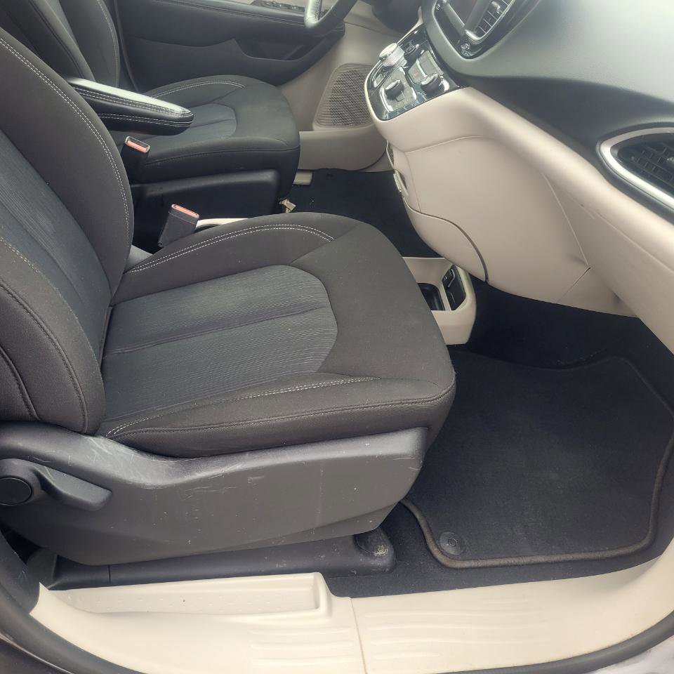 Used 2022 Chrysler Voyager LX image 21