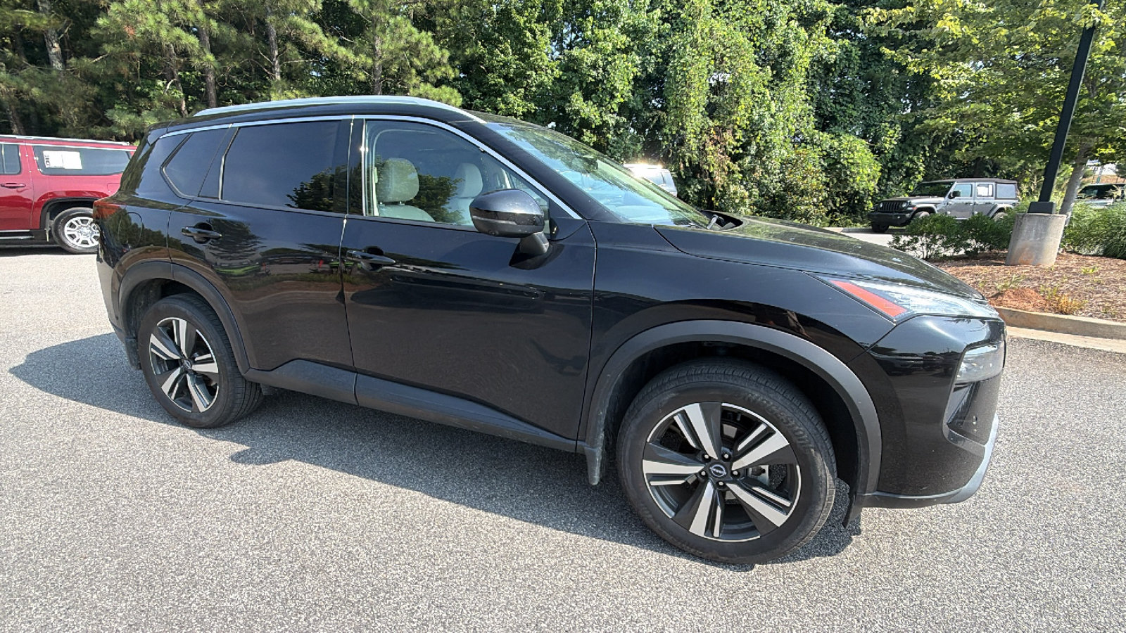 Used 2025 Nissan Rogue SL w/ SL Premium Package FWD image 5