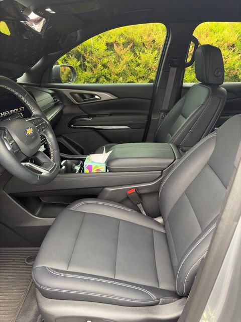 Used 2025 Chevrolet Traverse LT FWD image 11
