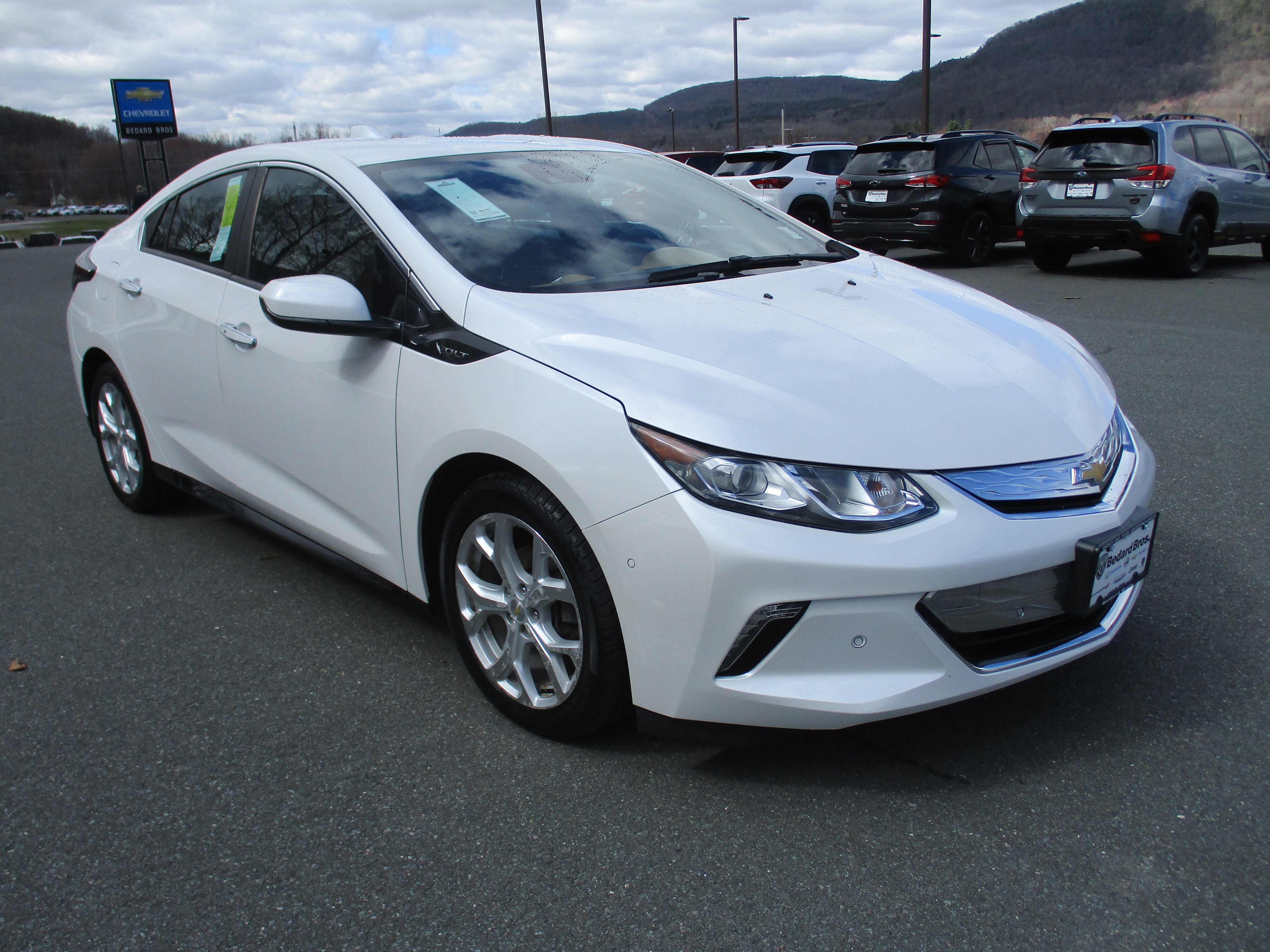 Used 2016 Chevrolet Volt Premier w/ Driver Confidence Package FWD image 3