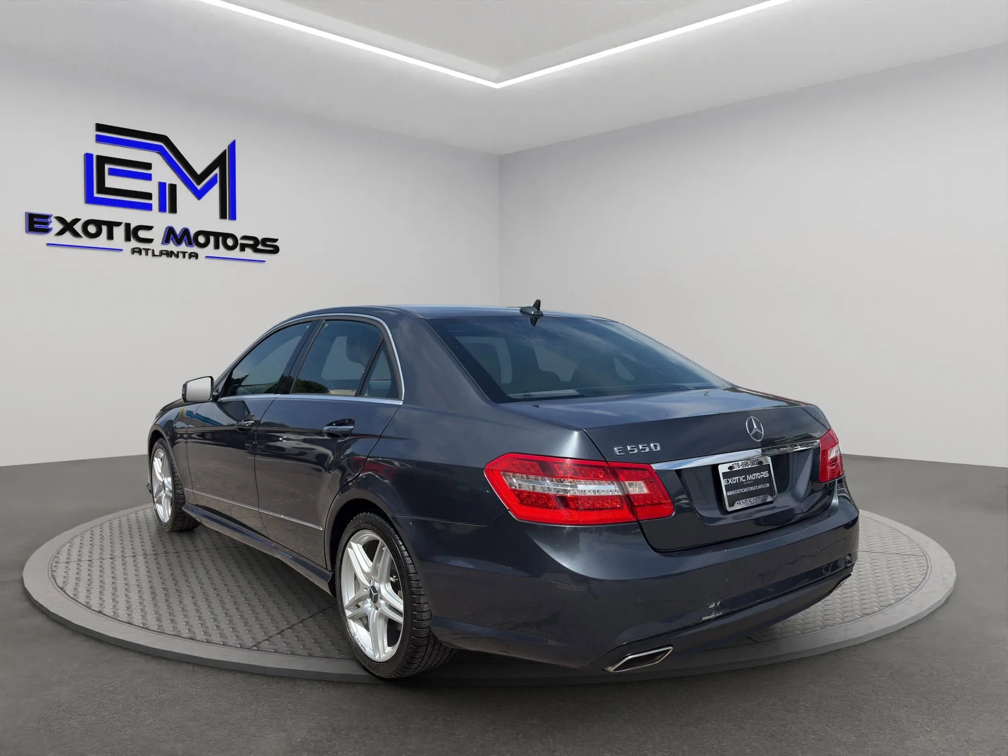 Used 2011 Mercedes-Benz E 550 Sedan image 3