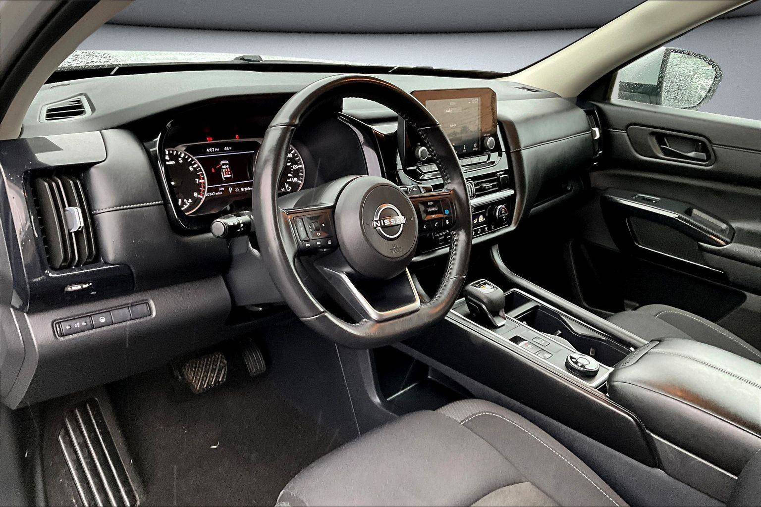 Used 2024 Nissan Pathfinder SV AWD/4WD image 16