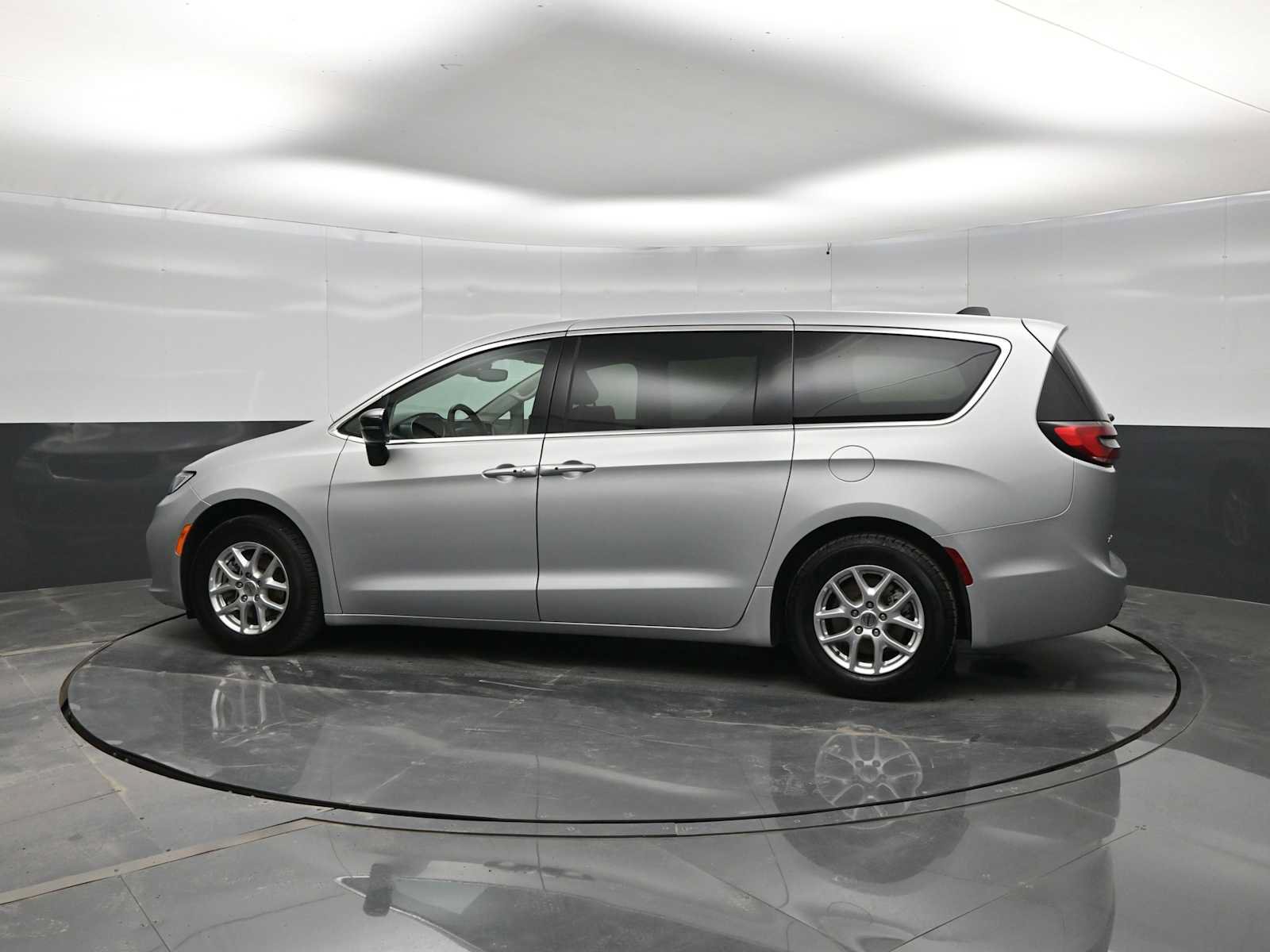 Used 2024 Chrysler Pacifica Touring-L FWD image 5