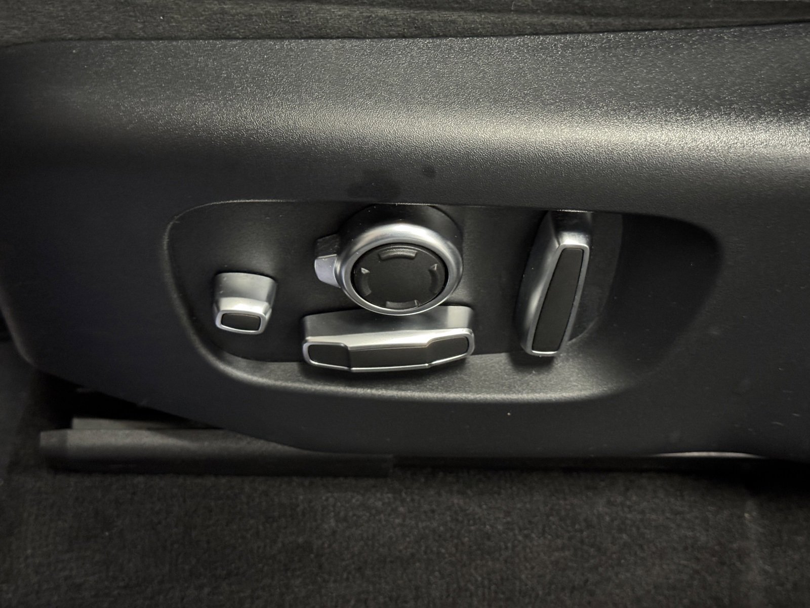 Used 2020 Land Rover Range Rover Velar SV Autobiography Dynamic image 24