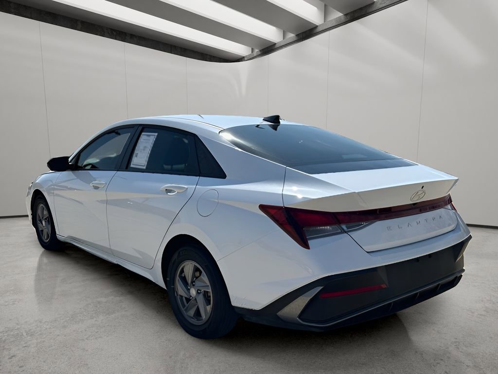 Used 2025 Hyundai Elantra SE FWD image 3