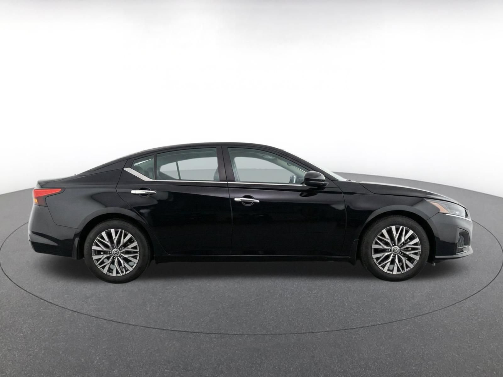 Used 2025 Nissan Altima 2.5 SV FWD image 10