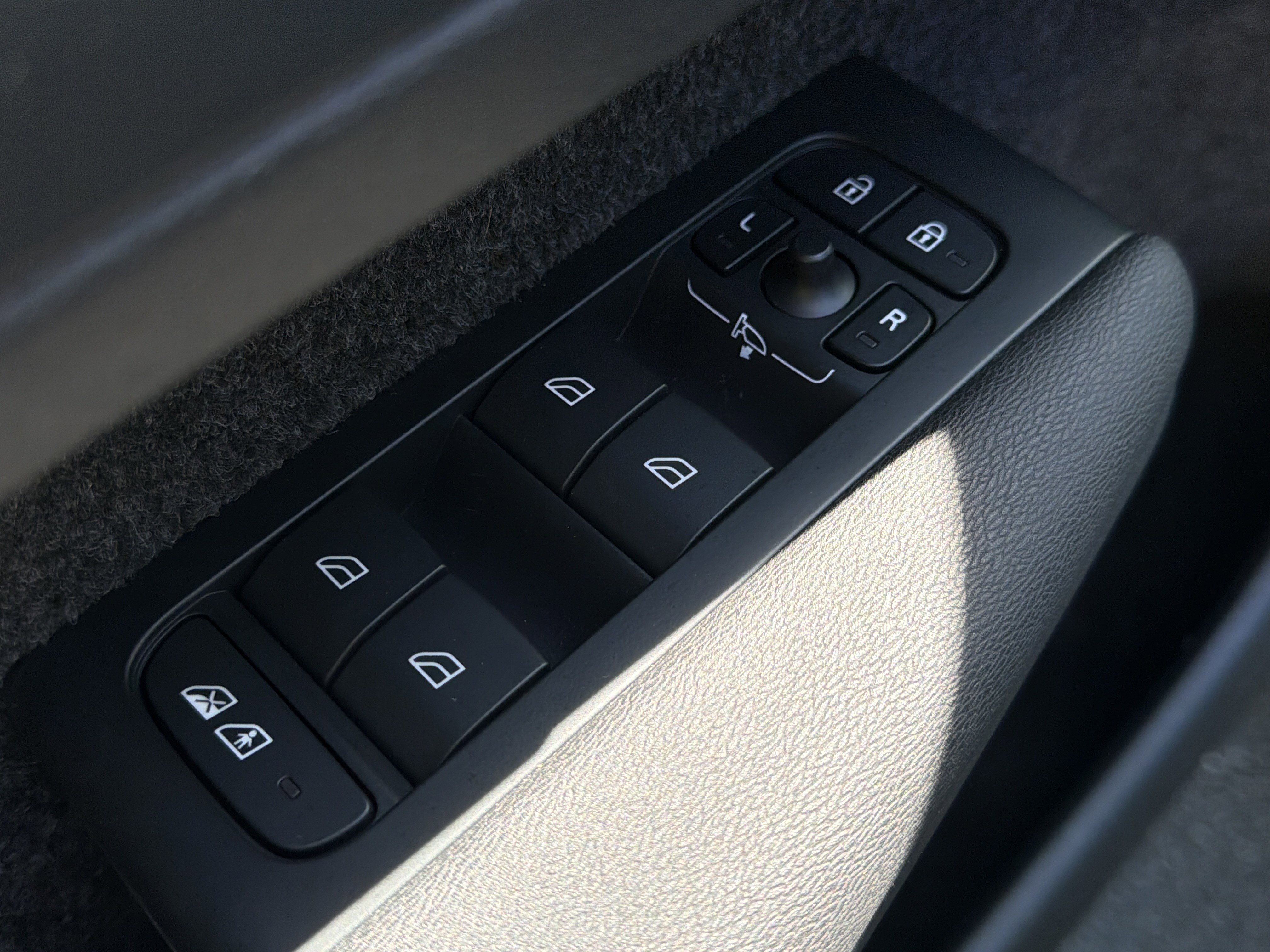Certified 2023 Volvo XC40 Recharge Plus w/ Protection Package Premier AWD/4WD image 15