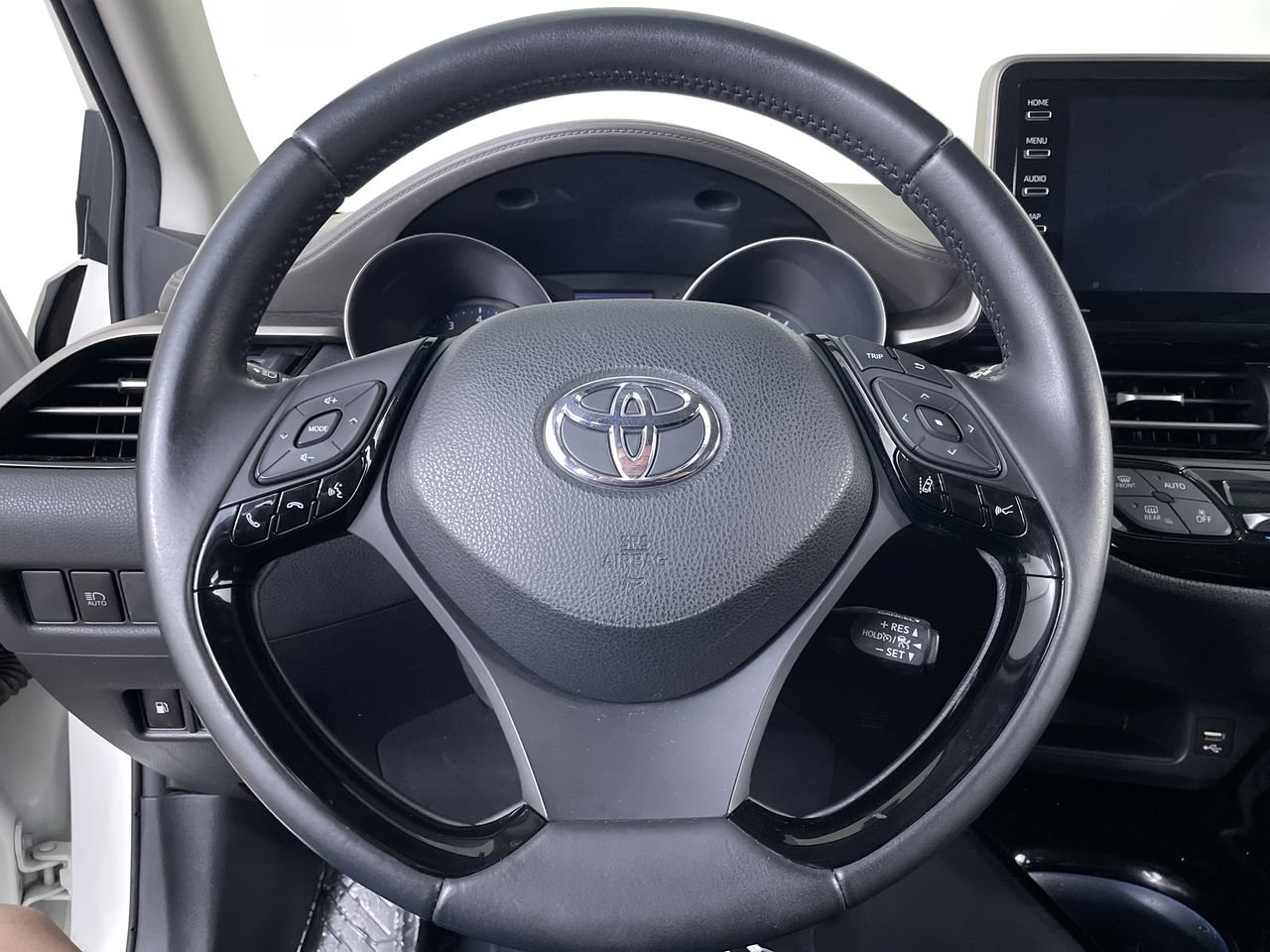 Used 2020 Toyota C-HR Limited FWD image 13
