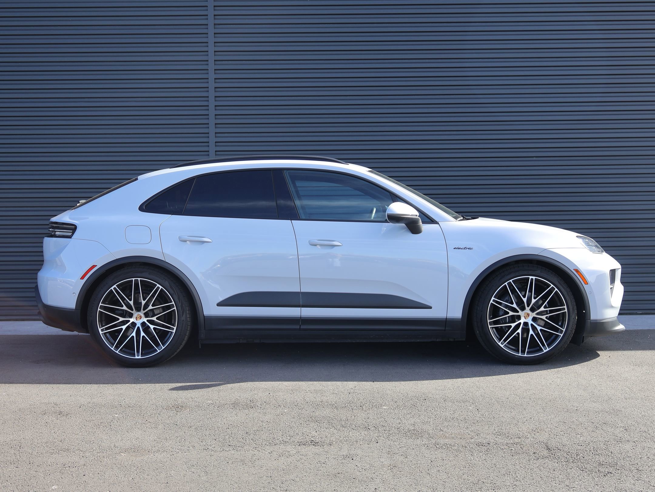 Certified 2025 Porsche Macan 4 Electric AWD/4WD image 9