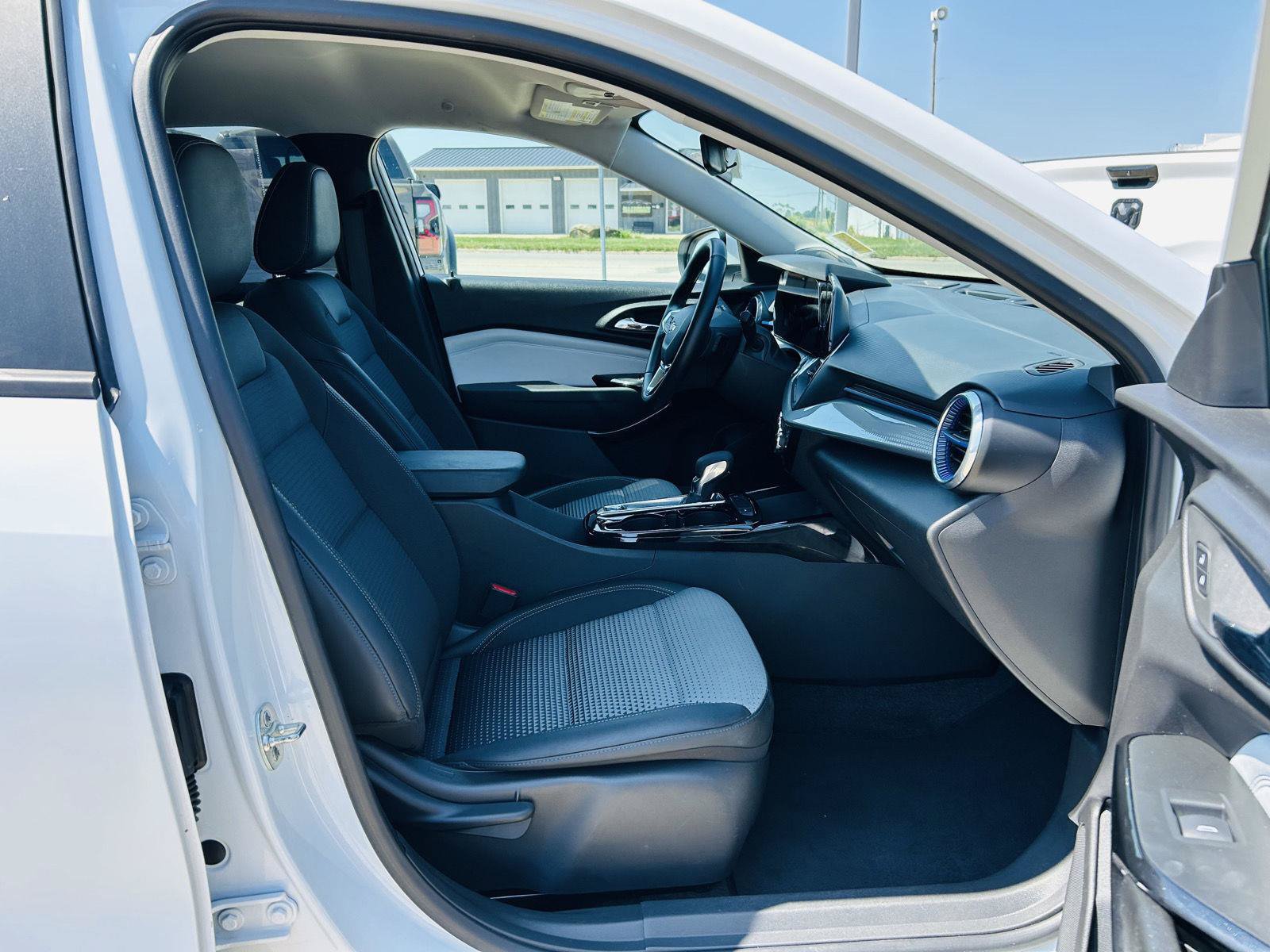 Used 2025 Chevrolet Trax LT w/ LT Convenience Package FWD image 29