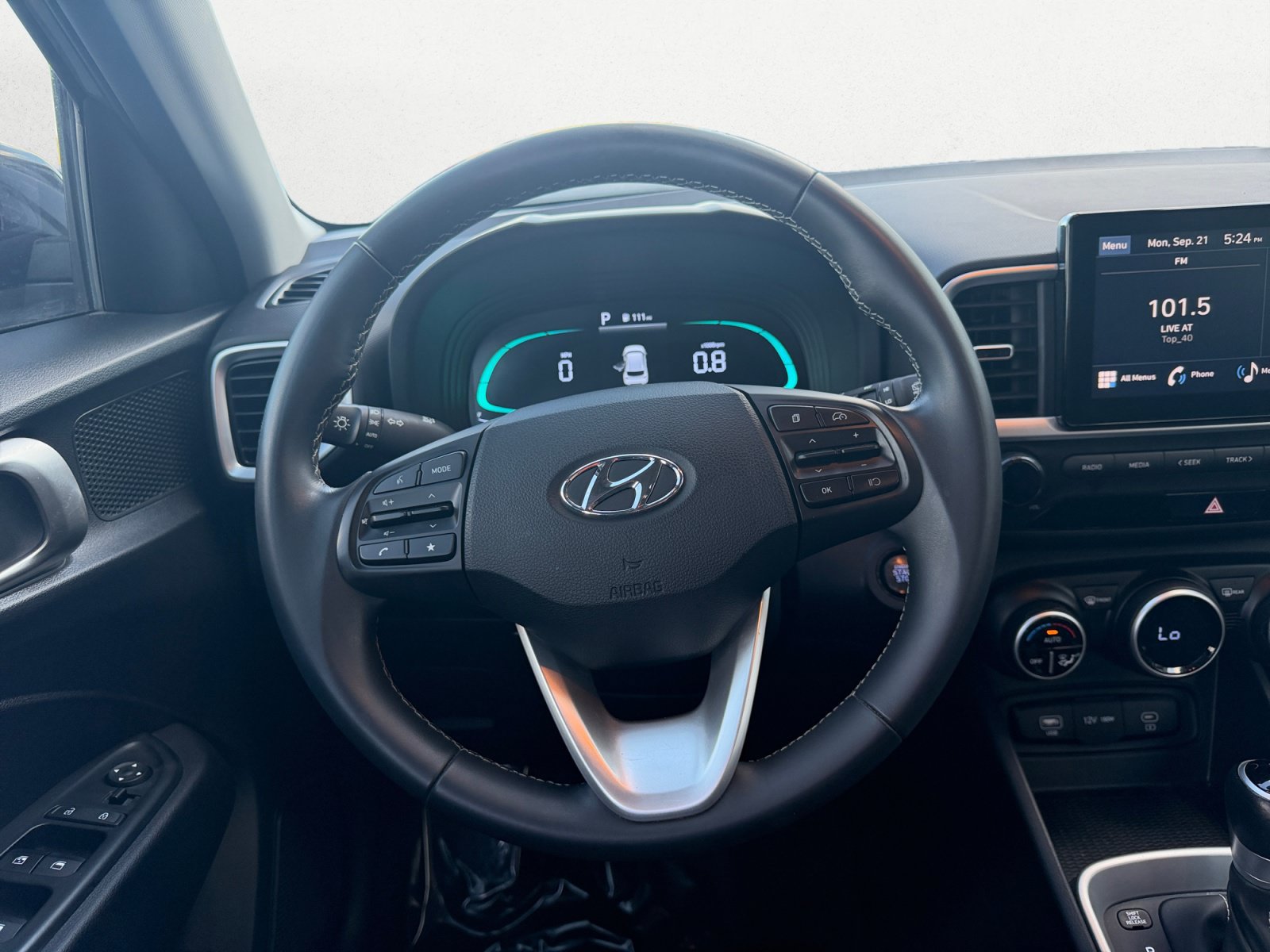 Used 2025 Hyundai Venue SEL FWD image 9