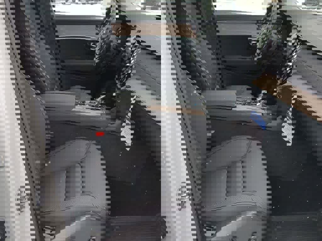 New 2025 Volvo XC90 B5 Plus w/ Protection Package Premier image 22