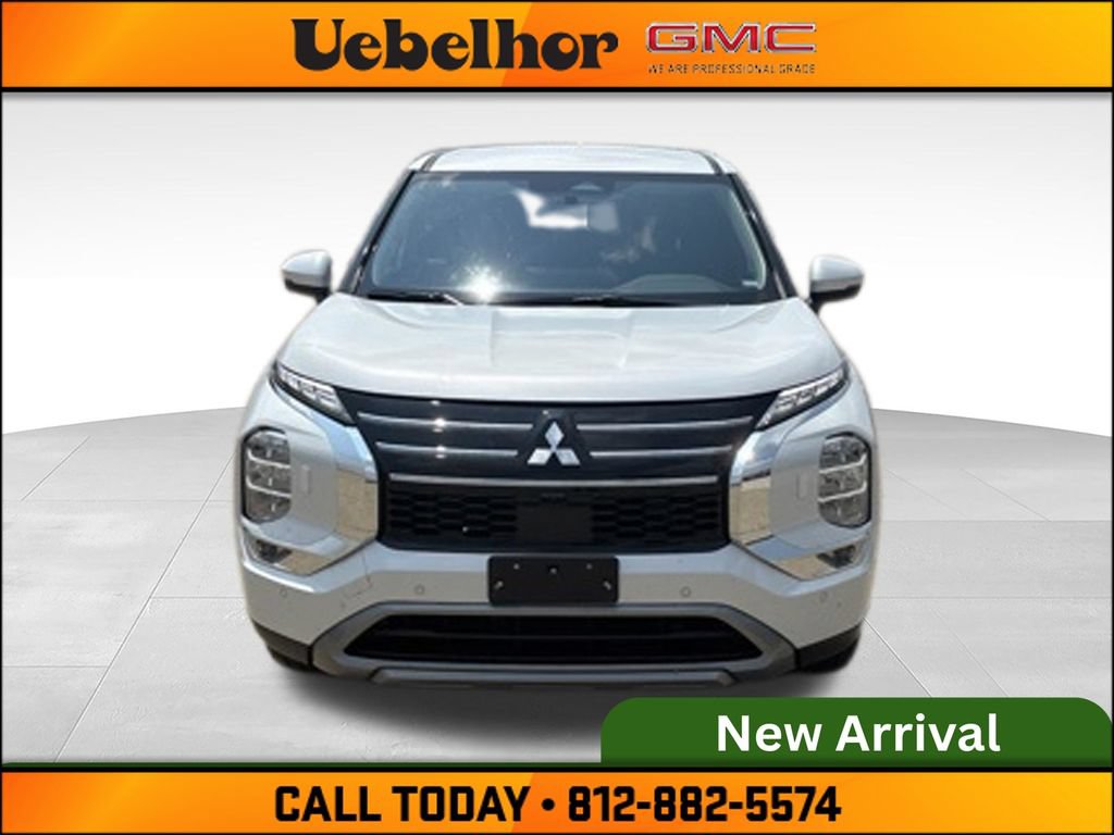 Used 2025 Mitsubishi Outlander SE AWD/4WD image 2